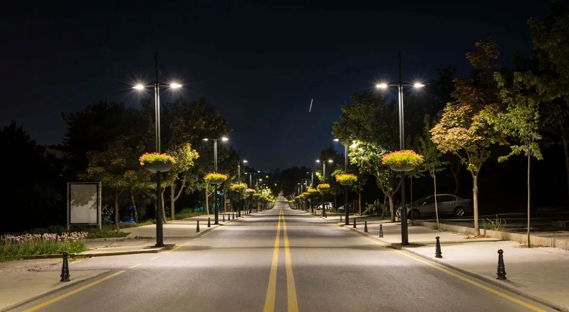 Avenida iluminada